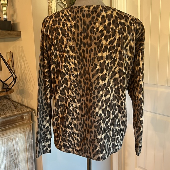 Banana Republic - comfortable pullover shirt - Size Medium - Leopard Print - Picture 4 of 6